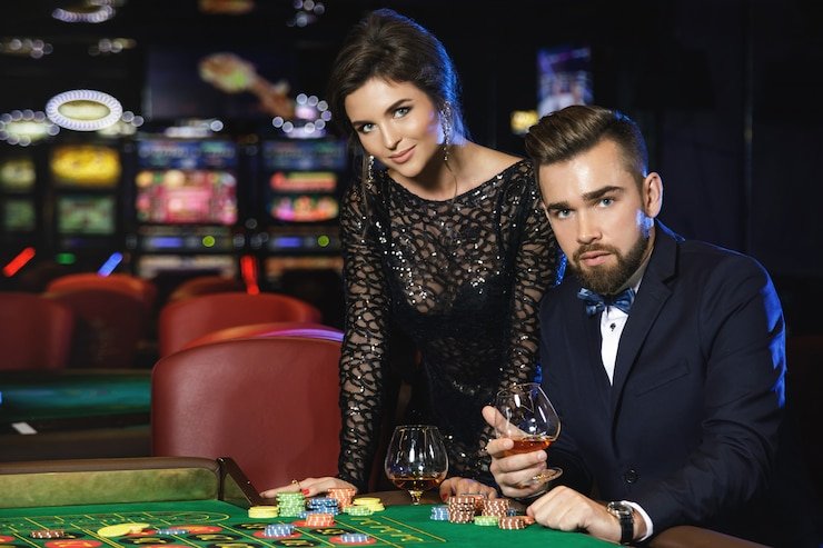 Tampilan dealer live casino profesional berinteraksi dengan pemain via streaming di platform pao4d